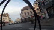 Le panneau B22 (appelé "tourne à droite) autorise le cycliste à franchir le feu, même s'il est rouge ou orange) à condition qu'ils cèdent le passage aux autres usagers de la route circulant sur la voie publique. Le panneau B22 (appelé "tourne à droite) autorise le cycliste à franchir le feu, même s'il est rouge ou orange) à condition qu'ils cèdent le passage aux autres usagers de la route circulant sur la voie publique.