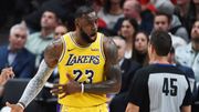 LeBron James battu pour ses débuts avec les Lakers LeBron James battu pour ses débuts avec les Lakers