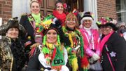 Les femmes s'apprêtent pour aller à la maison communale. Les femmes s'apprêtent pour aller à la maison communale.