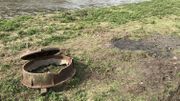 Ipalle explique que la taque d'égoût a probablement été déplacée par un engin de chantier. l'Intercommunale n'explique pas autrement le déplacement de la plaque en fonte. Ipalle explique que la taque d'égoût a probablement été déplacée par un engin de chantier. l'Intercommunale n'explique pas autrement le déplacement de la plaque en fonte.