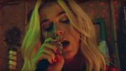 Katy Perry s'offre une virée à Hawaii dans son nouveau clip Katy Perry s'offre une virée à Hawaii dans son nouveau clip
