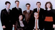 Photo de famille des al-Assad datant de 1985. On y aperçoit notamment Hafez al Assad en bas à droite, ses fils Bassel, Bashar et Maher. Photo de famille des al-Assad datant de 1985. On y aperçoit notamment Hafez al Assad en bas à droite, ses fils Bassel, Bashar et Maher.