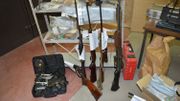 Parmi les armes saisies des armes longues dont une arme de guerre et diverses armes de chasse non déclarées Parmi les armes saisies des armes longues dont une arme de guerre et diverses armes de chasse non déclarées