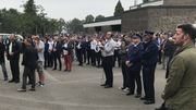 Des centaines de personnes sont présentes Des centaines de personnes sont présentes