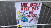 Les barrières Nadar ont été installées pour fermer la rue aux voitures. Les barrières Nadar ont été installées pour fermer la rue aux voitures.