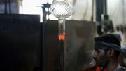 Au Liban, le verre pulvérisé par l'explosion recyclé en carafes et bocaux Au Liban, le verre pulvérisé par l'explosion recyclé en carafes et bocaux