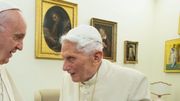 Agé de 90 ans, et fortement affaibli, Benoit XVI fait habituellement l'objet de nombreuses visites quotidiennes. Celles-ci seront désormais limitées à cause du Coronavirus. Agé de 90 ans, et fortement affaibli, Benoit XVI fait habituellement l'objet de nombreuses visites quotidiennes. Celles-ci seront désormais limitées à cause du Coronavirus.