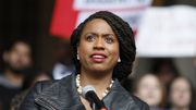 Suite aux élections de mi-mandat, Ayanna Pressley est la première femme noire à représenter le Massachussetts au Congrès Suite aux élections de mi-mandat, Ayanna Pressley est la première femme noire à représenter le Massachussetts au Congrès