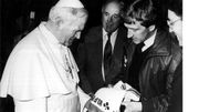 Freddy Maertens montre son maillot de champion du monde au pape Jean-Paul II, le 23 février 1982 Freddy Maertens montre son maillot de champion du monde au pape Jean-Paul II, le 23 février 1982