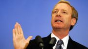 Brad Smith, nouveau président de Microsoft hérite dans la foulée de la direction des affaires juridiques. Le spécialiste du dossier c'est bien lui. Brad Smith, nouveau président de Microsoft hérite dans la foulée de la direction des affaires juridiques. Le spécialiste du dossier c'est bien lui.