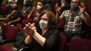 Magda Fyssa, la mère du chanteur assassiné Pavlos Fyssas, réagit au tribunal suite au verdict rendu dans le procès des membres présumés du parti néo-nazi. Magda Fyssa, la mère du chanteur assassiné Pavlos Fyssas, réagit au tribunal suite au verdict rendu dans le procès des membres présumés du parti néo-nazi.