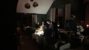 Un repas à la lumière des bougies et... des smartphones Un repas à la lumière des bougies et... des smartphones