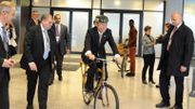 L’ancien secrétaire général de l’ONU Ban Ki-moon s'est lui-même laissé tenter par le Bamboo Bike. L’ancien secrétaire général de l’ONU Ban Ki-moon s'est lui-même laissé tenter par le Bamboo Bike.