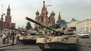 Le 19 août 1991, les chars soviétiques parqués devant le Kremlin Le 19 août 1991, les chars soviétiques parqués devant le Kremlin