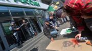 Des activites tagguent le seuil de la Banque Rossia à Kiev, accusée de financer les séparatistes. Des activites tagguent le seuil de la Banque Rossia à Kiev, accusée de financer les séparatistes.