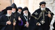 Le pape orthodoxe copte égyptien Tawadros (Theodoros) II (R), patriarche œcuménique de l'Église orthodoxe, Bartolomeo I (L) et d'autres chefs religieux, rencontrent le pape François à la basilique pontificale Saint-Nicolas de Bari, dans la région des Pouilles dans le sud de l'Italie, le 7 juillet 2018
Le pape orthodoxe copte égyptien Tawadros (Theodoros) II (R), patriarche œcuménique de l'Église orthodoxe, Bartolomeo I (L) et d'autres chefs religieux, rencontrent le pape François à la basilique pontificale Saint-Nicolas de Bari, dans la région des Pouilles dans le sud de l'Italie, le 7 juillet 2018