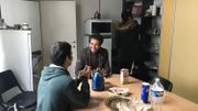 Se poser pour réfléchir à sa trajectoire. Ici Ismaël en discussion avec Abdelak Ziani (ASBL Samenlevingsopbouw Brussel) Se poser pour réfléchir à sa trajectoire. Ici Ismaël en discussion avec Abdelak Ziani (ASBL Samenlevingsopbouw Brussel)