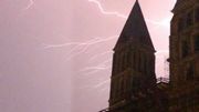 La cathédrale de Tournai sous la foudre. La cathédrale de Tournai sous la foudre.