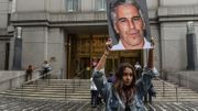 Un juge américain ordonne le maintien en détention du financier Jeffrey Epstein Un juge américain ordonne le maintien en détention du financier Jeffrey Epstein