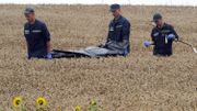 Les secours à la recherche de corps de victimes après le crash d'un avion de la Malaysia Airlines à Grabove, à l'Est de l'Ukraine, le 18 juillet 2014 Les secours à la recherche de corps de victimes après le crash d'un avion de la Malaysia Airlines à Grabove, à l'Est de l'Ukraine, le 18 juillet 2014