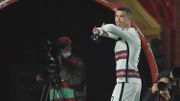 Le brassard jeté par Cristiano Ronaldo vendu 64.000 euros pour aider un enfant malade Le brassard jeté par Cristiano Ronaldo vendu 64.000 euros pour aider un enfant malade
