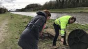 Alain Lefevre, Directeur d'exploitation chez Ipalle, montre les échelons par lesquels la maman a pu remonter son enfant. Depuis l'accident, une nouvelle taque a été installée pour boucher le trou Alain Lefevre, Directeur d'exploitation chez Ipalle, montre les échelons par lesquels la maman a pu remonter son enfant. Depuis l'accident, une nouvelle taque a été installée pour boucher le trou