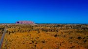 Uluru, patrimoine mondial de l’Unesco, a été rendu en 1985 à la communauté Anangu qui gère aujourd'hui ce parc national avec les autorités australiennes. Uluru, patrimoine mondial de l’Unesco, a été rendu en 1985 à la communauté Anangu qui gère aujourd'hui ce parc national avec les autorités australiennes.