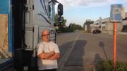 Marc gare tous les jours son camion à un endroit où il estime ne gêner personne. Marc gare tous les jours son camion à un endroit où il estime ne gêner personne.
