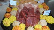 Un large choix d’autres viandes, de charcuteries-maison et de produits du terroir fournis par des producteurs locaux Un large choix d’autres viandes, de charcuteries-maison et de produits du terroir fournis par des producteurs locaux