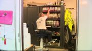 Dans son bureau, Olivier a une chaise télescopique pour pouvoir accéder à tout ce dont il a besoin. Dans son bureau, Olivier a une chaise télescopique pour pouvoir accéder à tout ce dont il a besoin.