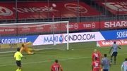 Ajax : Il envoie son penalty... au dessus du stade Ajax : Il envoie son penalty... au dessus du stade