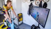 Le cycliste néerlandais Mike Teunissen connecté sur ses rouleaux Le cycliste néerlandais Mike Teunissen connecté sur ses rouleaux
