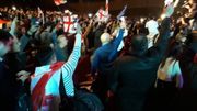 L'entrée de Saakashvili au palais des congrés, saluée par ses partisans (image extraite d'une reportage de la chaîne Restavi2) L'entrée de Saakashvili au palais des congrés, saluée par ses partisans (image extraite d'une reportage de la chaîne Restavi2)