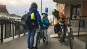 Louise a tiré une croix sur la voiture. Elle se déplace à vélo. Louise a tiré une croix sur la voiture. Elle se déplace à vélo.