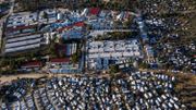 Une photo prise le 1er décembre 2019 montre une vue aérienne du camp de réfugiés officiel de Moria et du camp de fortune qui l'entoure, sur l'île de Lesbos Une photo prise le 1er décembre 2019 montre une vue aérienne du camp de réfugiés officiel de Moria et du camp de fortune qui l'entoure, sur l'île de Lesbos