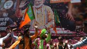 Les partisans de Narendra Modi célèbrent la victoire du Bharatiya Janata Party (BJP) devant le siège du parti à Bombay le 23 mai 2019. Les partisans de Narendra Modi célèbrent la victoire du Bharatiya Janata Party (BJP) devant le siège du parti à Bombay le 23 mai 2019.