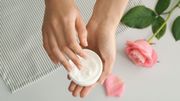 Trois recettes de crème hydratante pour soulager vos mains gercées Trois recettes de crème hydratante pour soulager vos mains gercées
