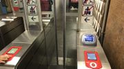 Les nouveaux boitiers validateurs seront installés à côté des boitiers existants de couleur rouge qui, eux, fonctionnent en y présentant un ticket STIB ou une carte Mobib Les nouveaux boitiers validateurs seront installés à côté des boitiers existants de couleur rouge qui, eux, fonctionnent en y présentant un ticket STIB ou une carte Mobib