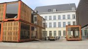 Le prototype de "Café Europa", au milieu des bâtiments occupés par les équipes de la Fondation Mons 2015 Le prototype de "Café Europa", au milieu des bâtiments occupés par les équipes de la Fondation Mons 2015