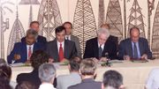 GàD, Roch Wamytan, dirigeant du FNLKS, Jean-Jack Queyranne, ministre des DOM-TOM, le Premier ministre Lionel Jospin, Jacques Lafleur président du RPCR, signent, le 05 mai, l'accord de Nouméa. GàD, Roch Wamytan, dirigeant du FNLKS, Jean-Jack Queyranne, ministre des DOM-TOM, le Premier ministre Lionel Jospin, Jacques Lafleur président du RPCR, signent, le 05 mai, l'accord de Nouméa.