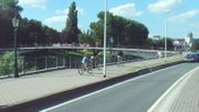 Vue du quai Mativa et de la passerelle sur la dérivation de la Meuse à Liège. Vue du quai Mativa et de la passerelle sur la dérivation de la Meuse à Liège.