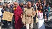 Climat : plusieurs dizaines de manifestants réunis autour d'Adélaïde Charlier, Matthieu Ricard et Satish Kumar Climat : plusieurs dizaines de manifestants réunis autour d'Adélaïde Charlier, Matthieu Ricard et Satish Kumar