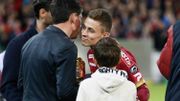 Thorgan Hazard reçoit son Soulier d'Or des mains de son papa Thorgan Hazard reçoit son Soulier d'Or des mains de son papa