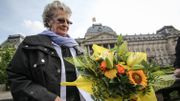 Une femme dépose des fleurs en hommage au roi Albert II Une femme dépose des fleurs en hommage au roi Albert II