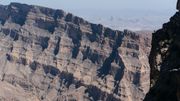 Le Wadi Ghul, le grand canyon d'Arabie, visible depuis Jebel Shams, la plus haute montagne du pays. Le Wadi Ghul, le grand canyon d'Arabie, visible depuis Jebel Shams, la plus haute montagne du pays.