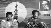 Le président du Front de libération nationale kanak socialiste (FLNKS) Jean-Marie Tjibaou (D) et son secrétaire général Yeiwéné Yeiwéné donnent une conférence de presse le 12 novembre 1988 à Nouméa, lors du 19e congrés de l'Union calédonienne. Les deux hommes ont été abattus le 05 mai 1989 par un membre de la tribu de Gossanah, Djubelly Wea, qui leur reprochait la signature des accords de Matignon. Le président du Front de libération nationale kanak socialiste (FLNKS) Jean-Marie Tjibaou (D) et son secrétaire général Yeiwéné Yeiwéné donnent une conférence de presse le 12 novembre 1988 à Nouméa, lors du 19e congrés de l'Union calédonienne. Les deux hommes ont été abattus le 05 mai 1989 par un membre de la tribu de Gossanah, Djubelly Wea, qui leur reprochait la signature des accords de Matignon.