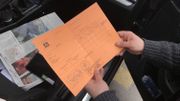 La licence des chauffeurs de taxi est un document orange qui doit actuellement être renouvelé chaque année et qui jusqu'ici se vendait d'un chauffeur à l'autre La licence des chauffeurs de taxi est un document orange qui doit actuellement être renouvelé chaque année et qui jusqu'ici se vendait d'un chauffeur à l'autre