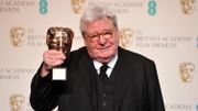 Alan Parker pose avec son BAFTA, en février 2013 Alan Parker pose avec son BAFTA, en février 2013