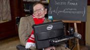 S. Hawking, après qu'il ait présenté une formule pour prédire les chances de voir l'Angleterre gagner la Coupe du Monde 2014 S. Hawking, après qu'il ait présenté une formule pour prédire les chances de voir l'Angleterre gagner la Coupe du Monde 2014
