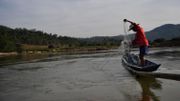Sur le fleuve Mékong, Sup Aunkaew, pêcheur thaïlandais, remonte ses filets Sur le fleuve Mékong, Sup Aunkaew, pêcheur thaïlandais, remonte ses filets